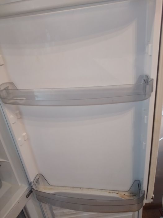 Продавам хладилник Whirlpool