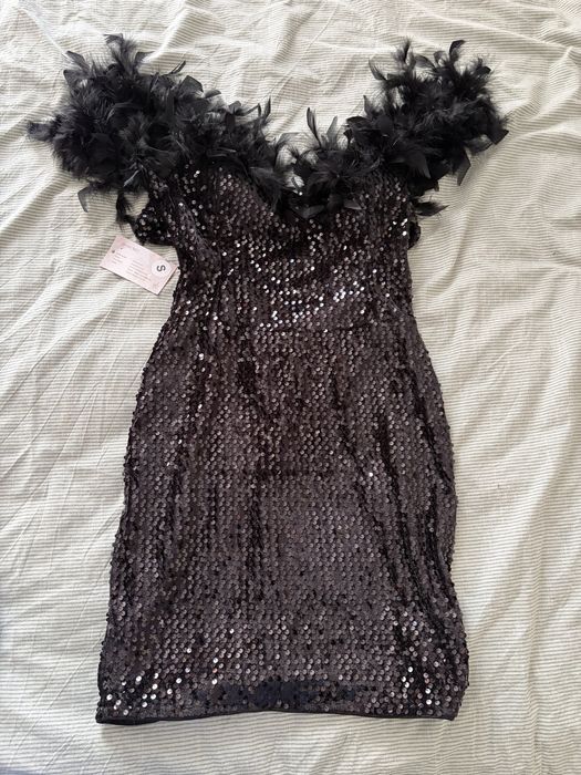 парти рокля в черно от пайети с пера