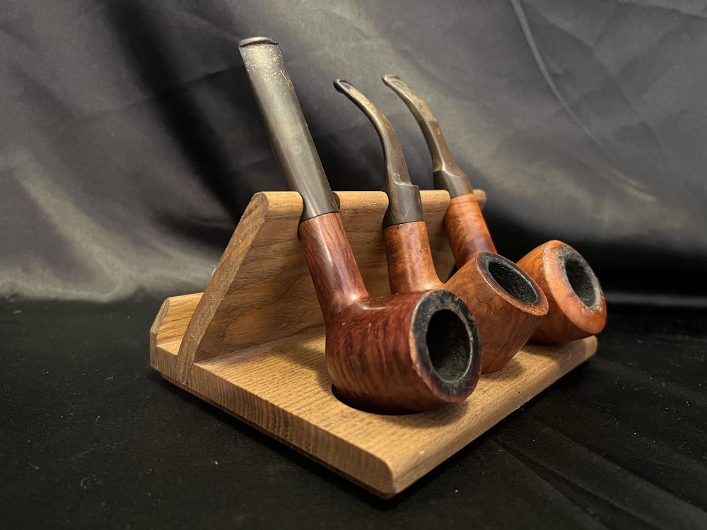 Trei pipe de colectie ce vin insotite de un suport special