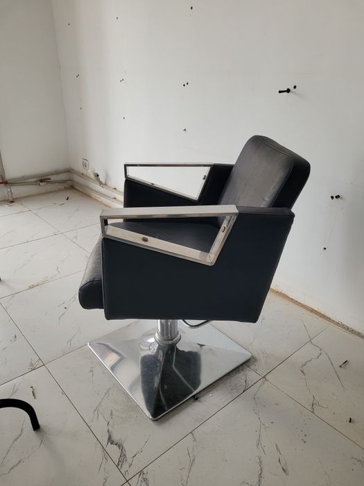 Продам кресло парихмахерское 30000