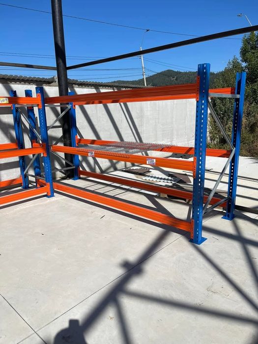 Vindem rafturi metalice profesionale