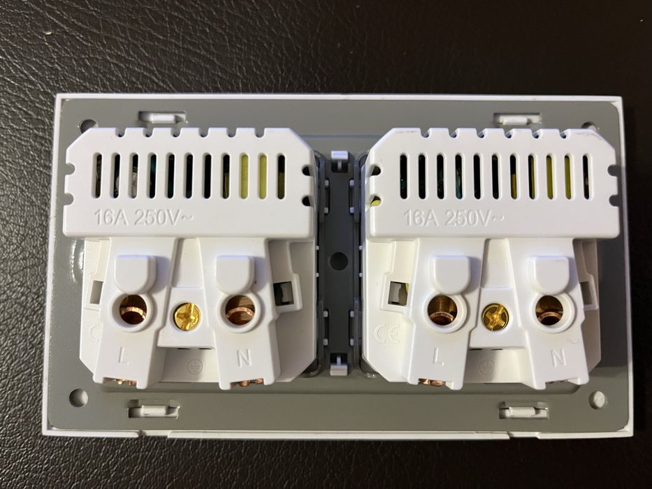 Двоен контакт с USB