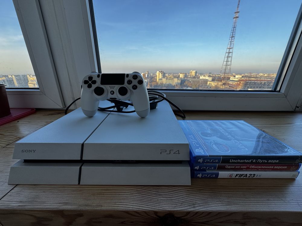 PlayStation 4, белый, контроллер и игры