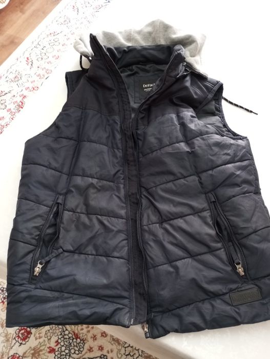 Безрукавка с капюшоном