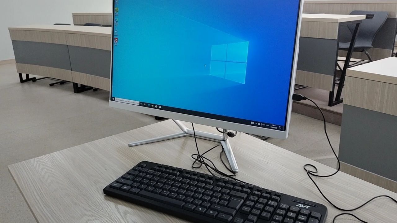 Модель: Avtech G40-H410i 
Дисплей: 24" FullHD (1920x1080)
Питание: DC