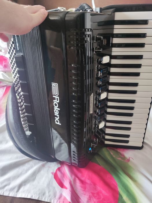 Vând acordeon Roland Fr4X, cutie , alimentare+ încărcător de baterii