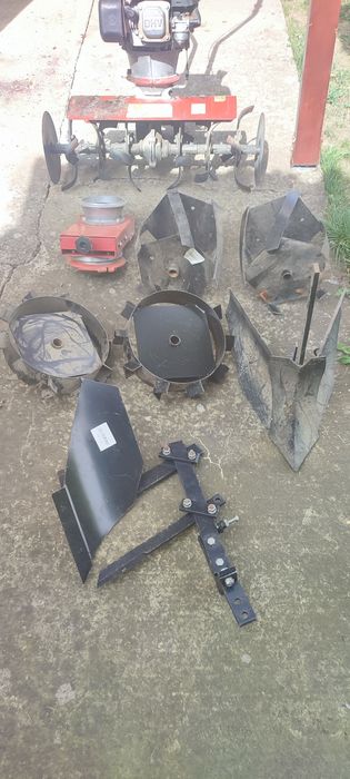 Vand motosapatoare cu accesorii