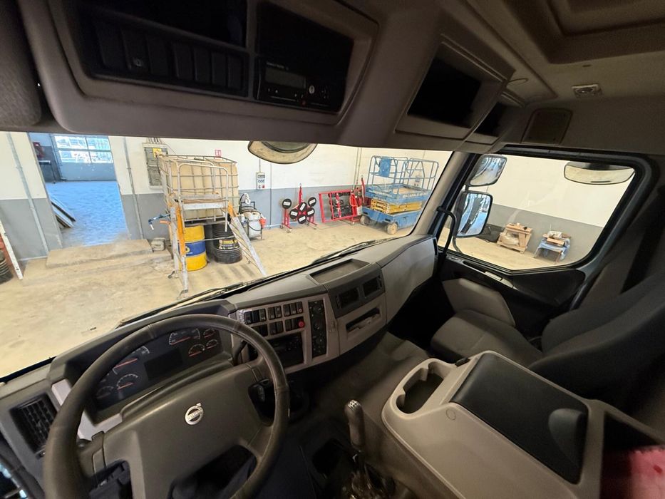 Volvo autobasculanta cu macara, cupa,rotitor si carlig