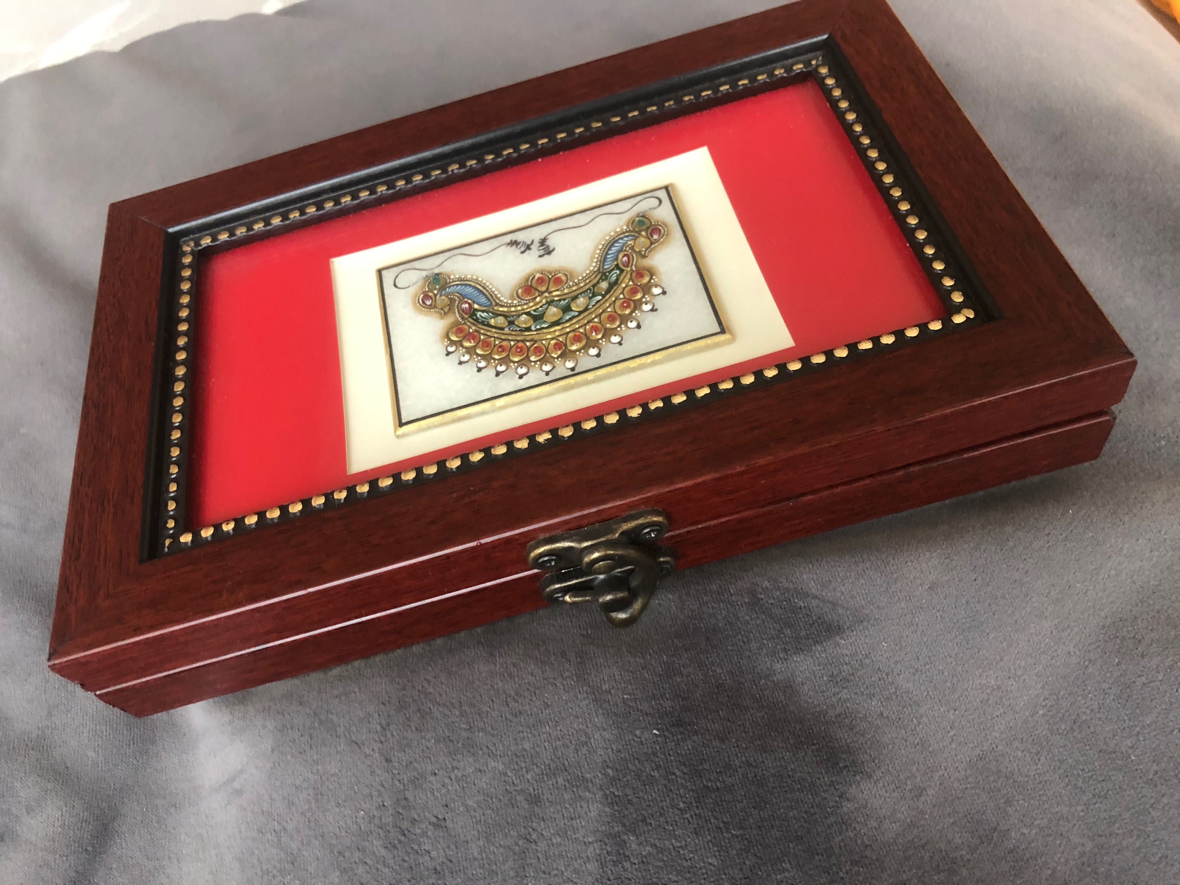Ръчно-изрисувана кутия със злато