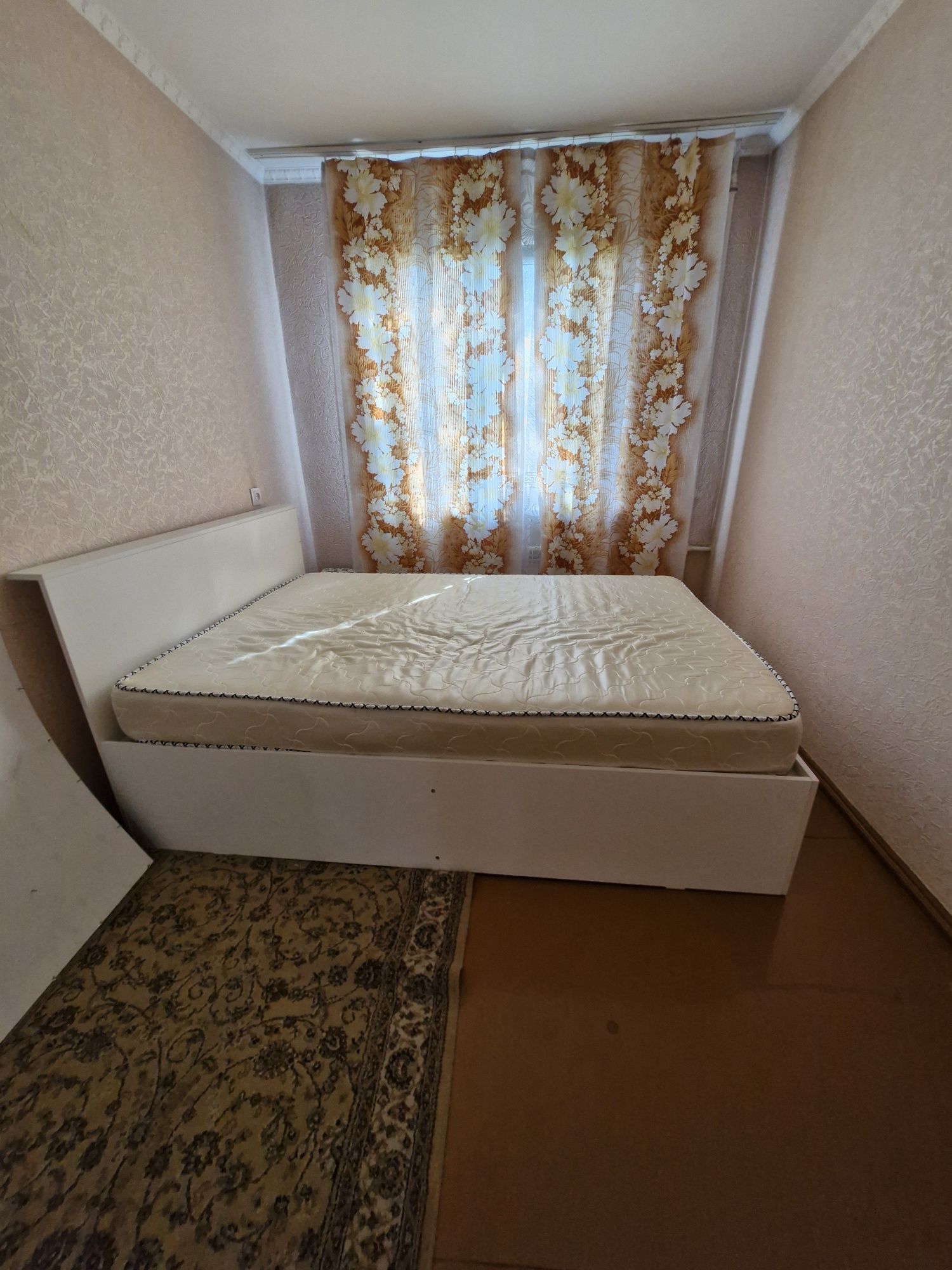 Продам кровать двуспальную и матрас