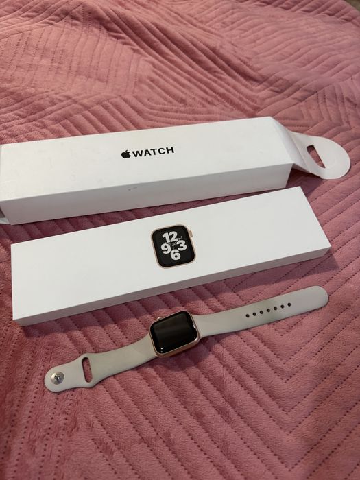 Смарт-часы Apple Watch SE 40 мм золотистый