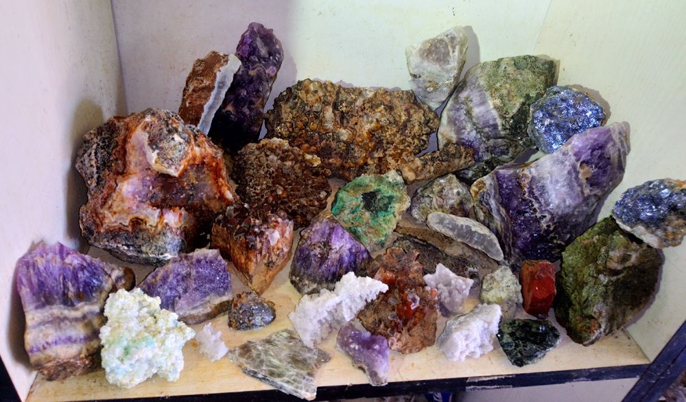 Лот минерали от България друза Кварц аметист кристали яспис