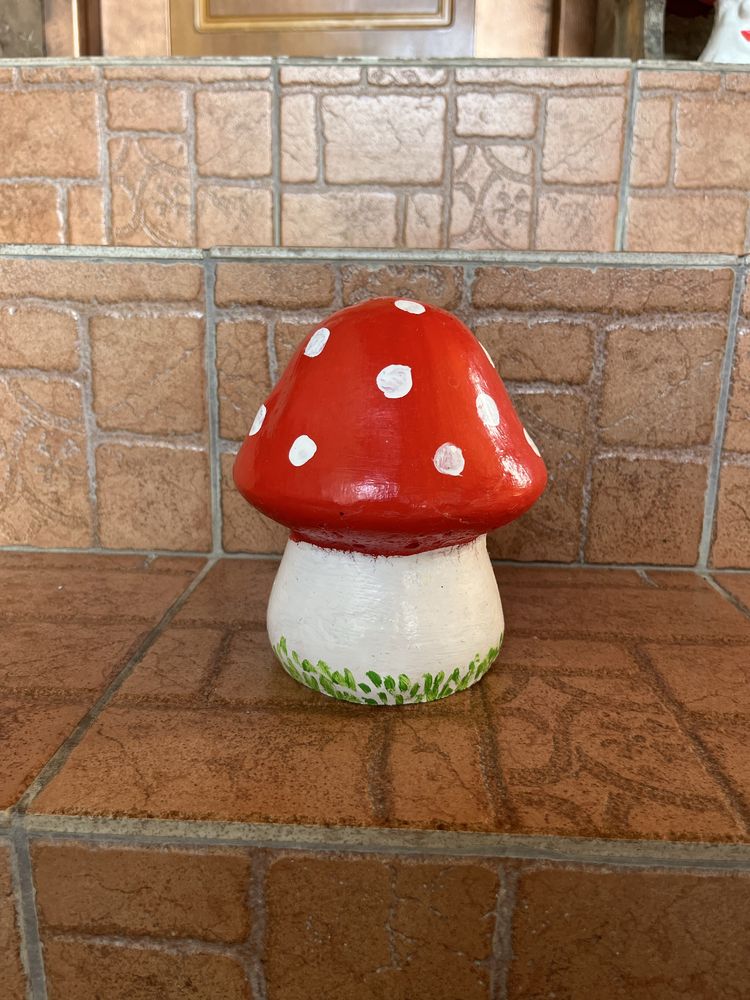 Decorațiune de grădină handmade – ciupercă roșie cu buline albe