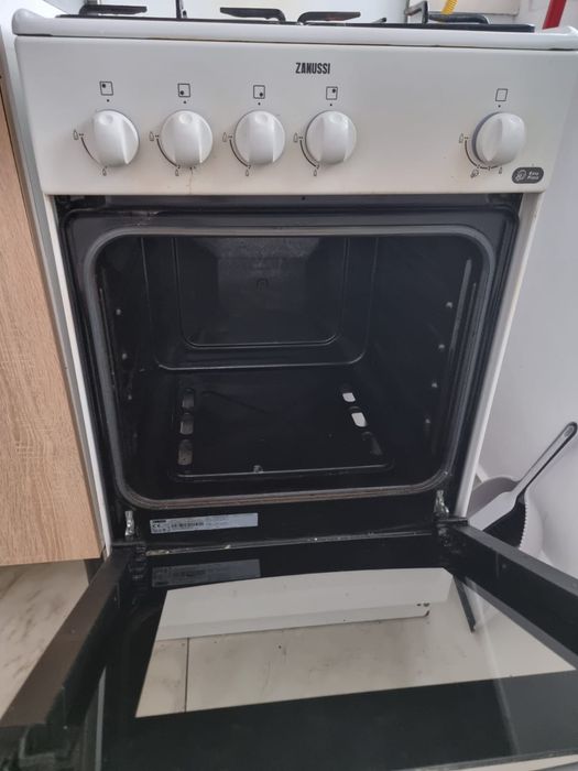 Vand aragaz bun zanussi iasi centru tg cucu functioneaza bine
