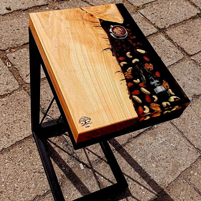 Маса от епоксидна смола и дърво