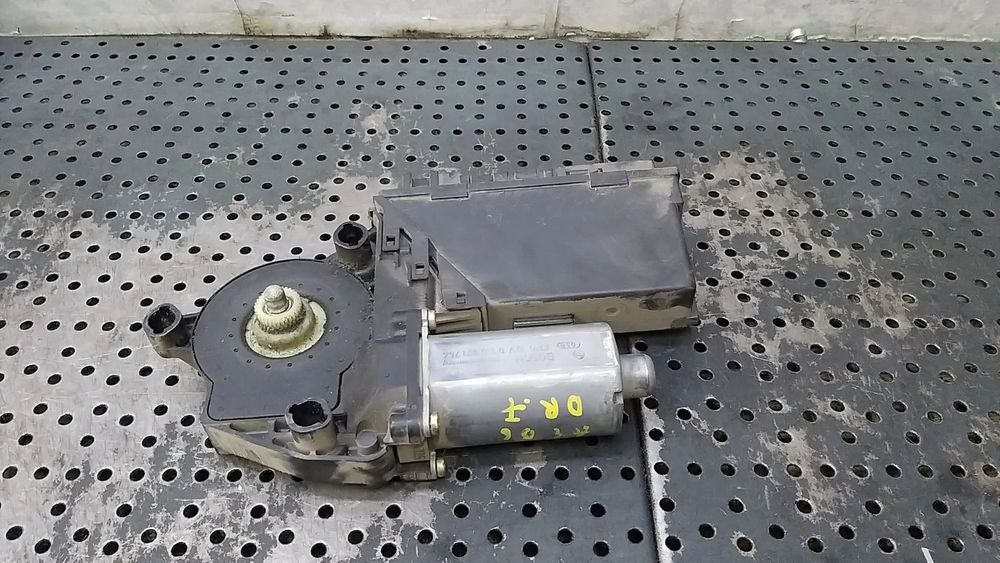 Motoras macara dreapta fata audi a4 b6 8e 0130821764 105841106 5wk47006dbf 8e1959802b 9700105991106