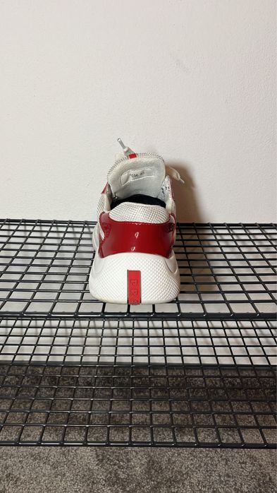 prada cups rosii