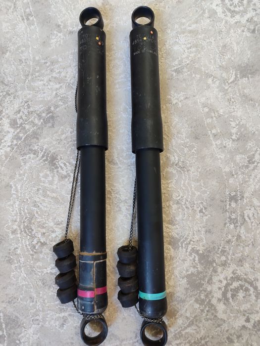 Оригинальные амортизаторы задние Toyota Hilux (Tokico, почти новые)