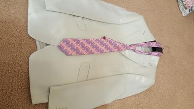 Мъжки костюм с риза и вратовръзка .