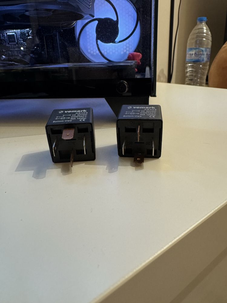 Продавам 2 релета 14V DC 30AH чисто нови