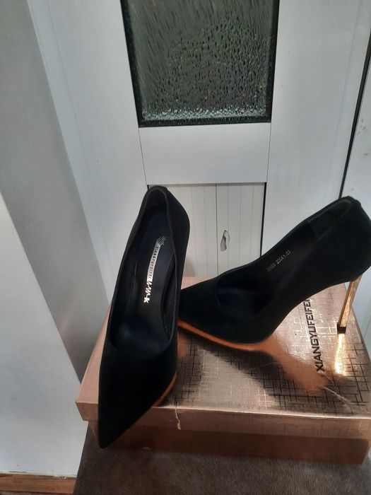 Продаются  туфли на высоком каблуке  чёрного цвета,размер 36(1,5) одев