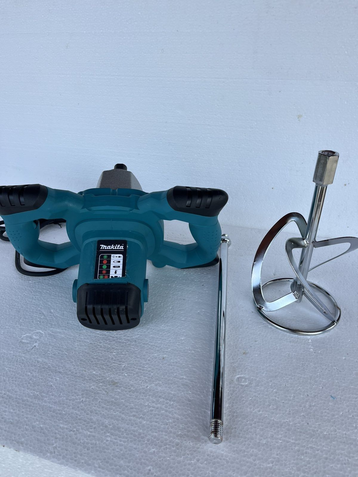 Строител миксер Makita