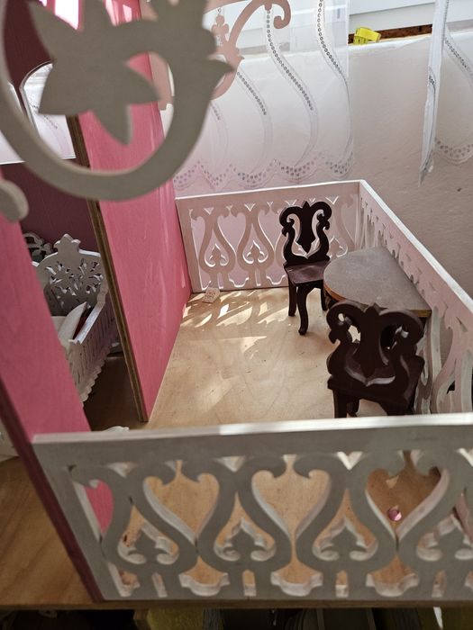 Красива къща за кукли