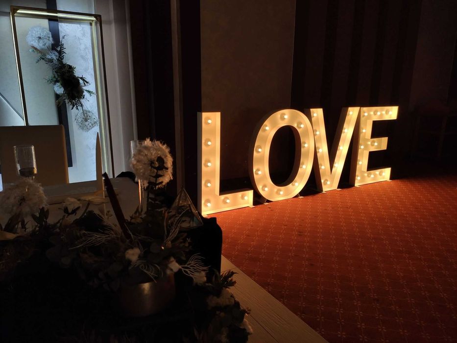 Litere luminoase LOVE de inchiriat