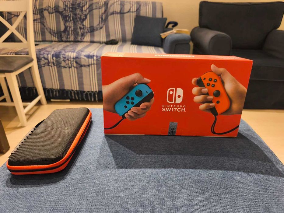 Nintendo Switch конзолa в безупречно състоние в оригиналната кутия.