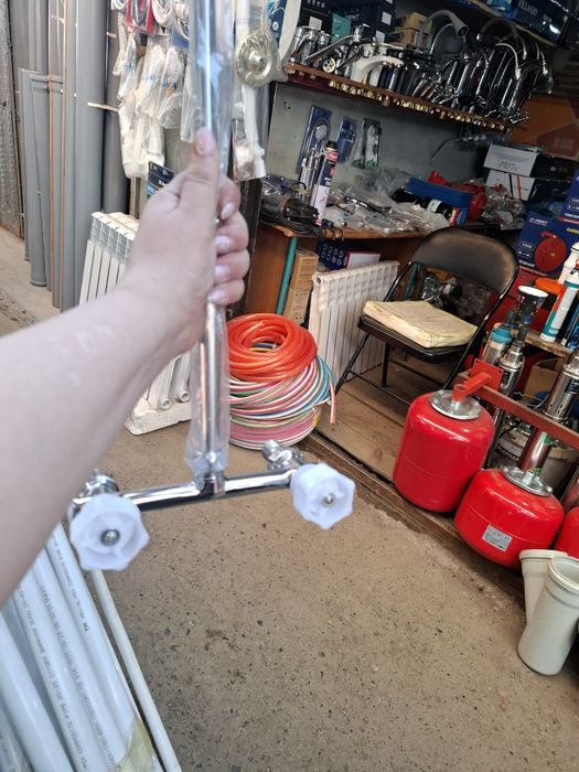 Смеситель с душевой стойкой барашковый.