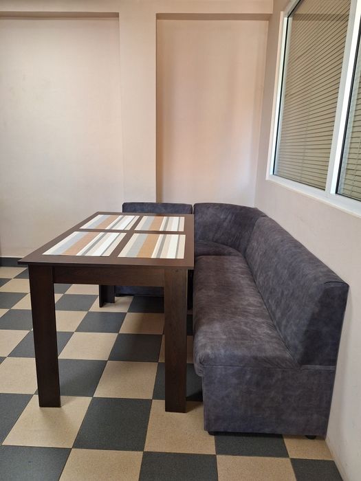 Трапезна маса и диван