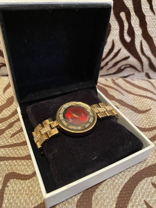 золотистые часы Dior