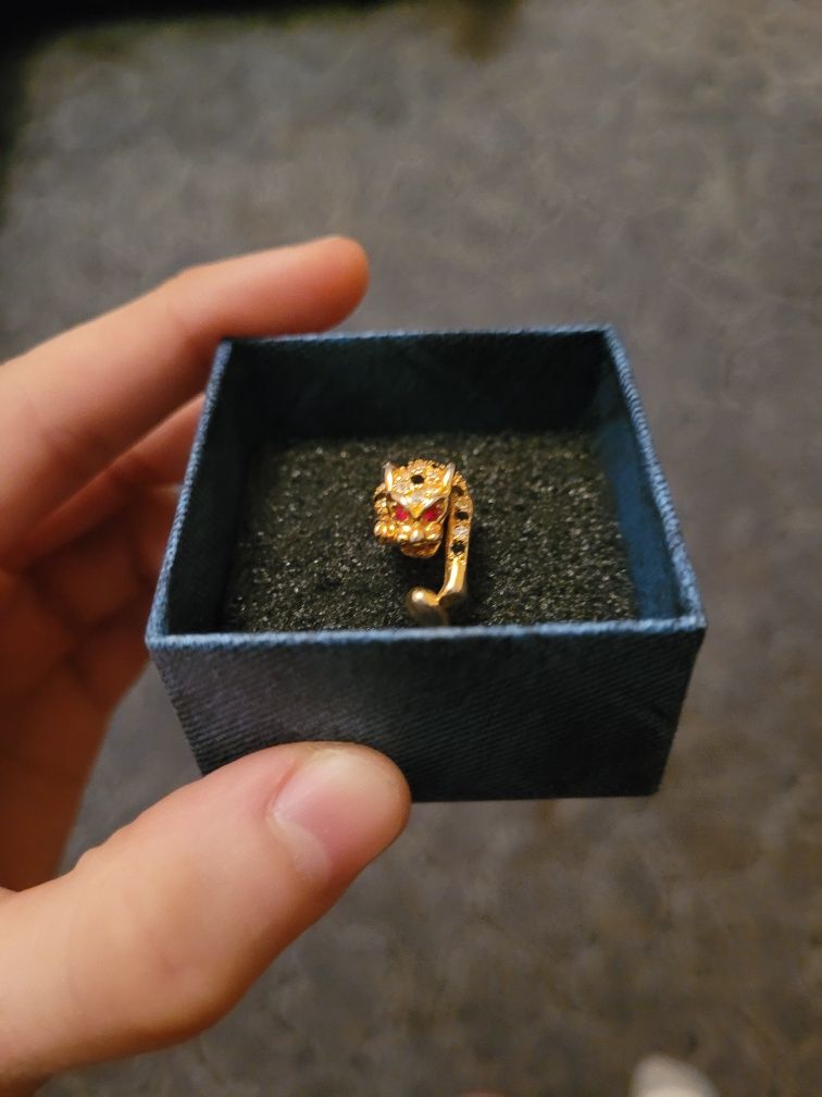 Кольцо золотого цвета ( ягуар ) с камнями