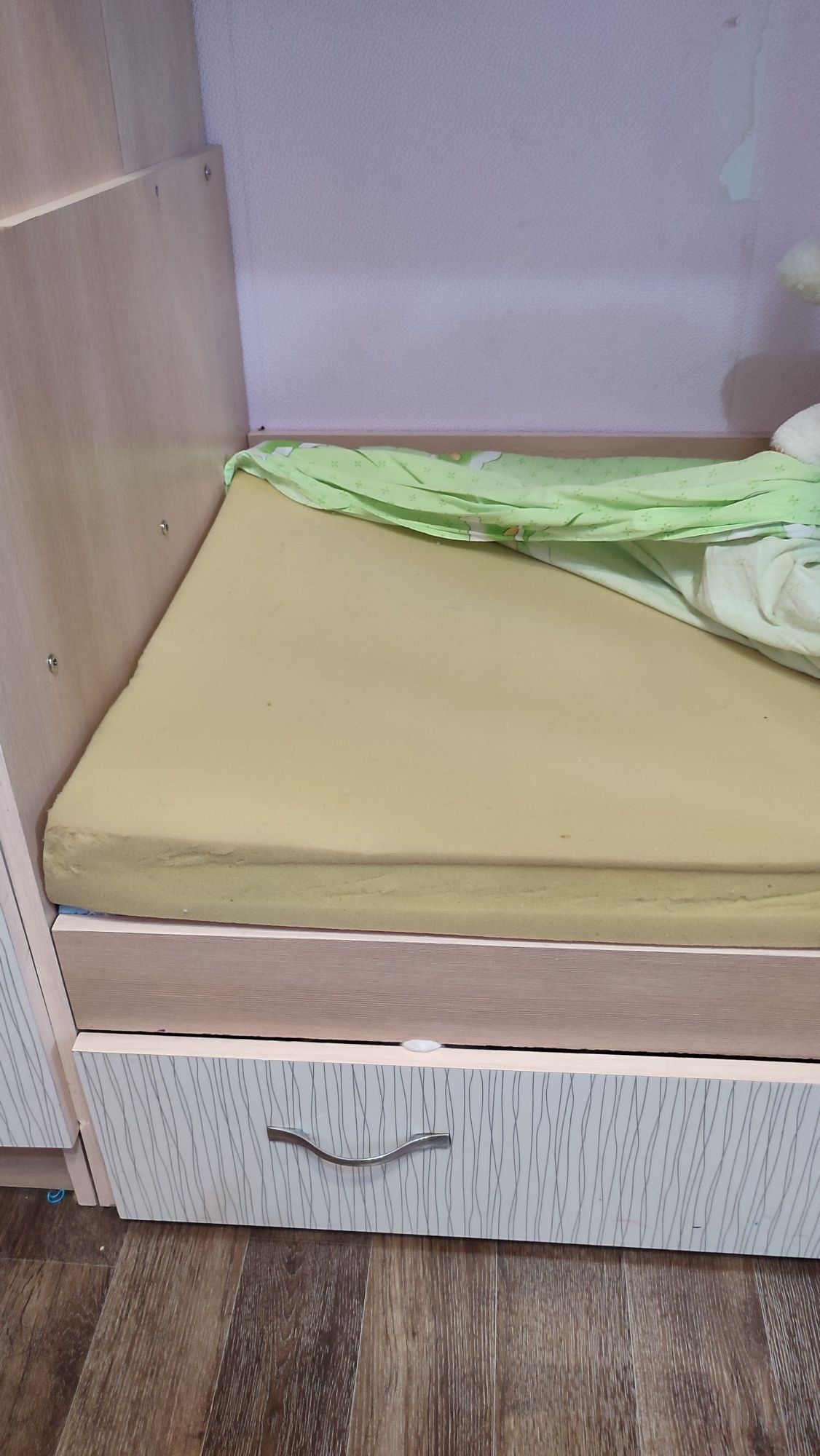 Продам двухъярусную кровать б/у