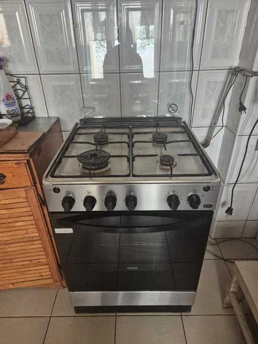 Aragaz Zanussi cu cuptor de vanzare