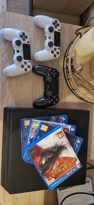 PlayStation 4 PS4 Pro 1 TB cu 3 Controllere