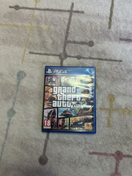 Продавам PS4 slim