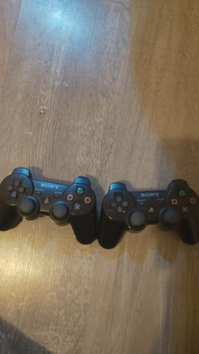 Vând ps 3 la 300 vând urgent ( negociabil)