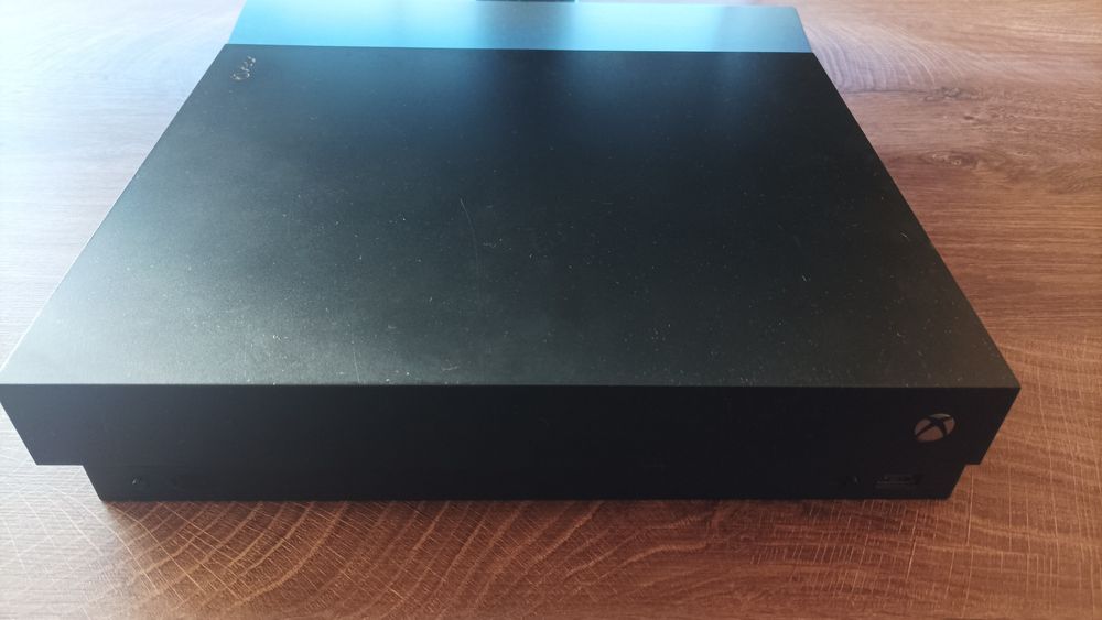 Xbox one x с 10 игри и 1 джойстик