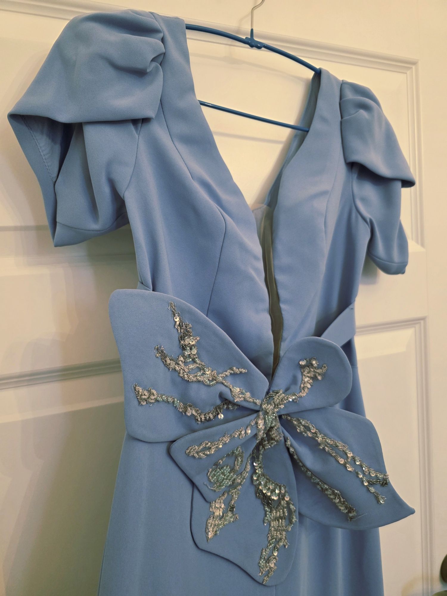 Vând rochie brand Maravissi de ocazie IMPECABILĂ, bleu ciel, XS-S, NOU