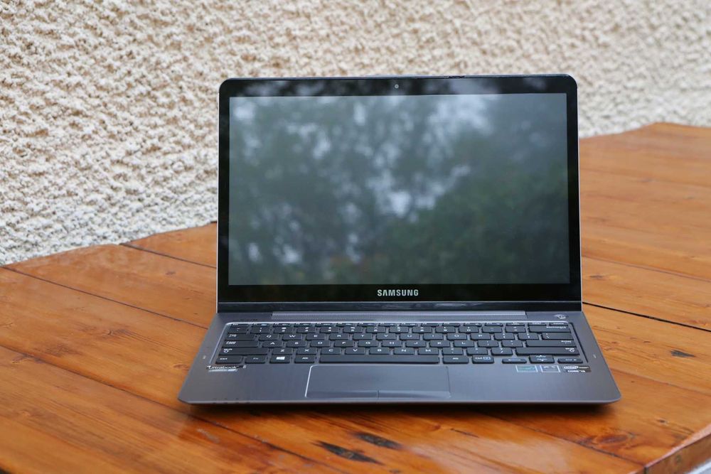 Лаптоп Самсунг с 12 гб РАМ с32 SSD  512 HDD за данни с тъчскрийн 13"