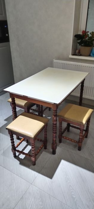 Столик с табуретками на четыре персоны