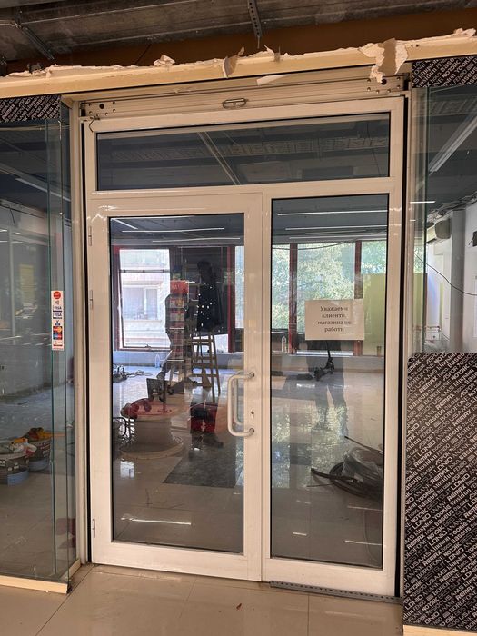 Алуминиева остъклена преграда 177 x 250 см с врата 95 x 205 см, Варна