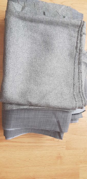 Metraj stofă fină de calitate pentru confecționarea costumelor.