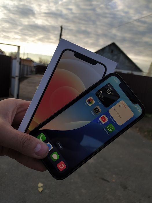 Продам айфон 12 память 256