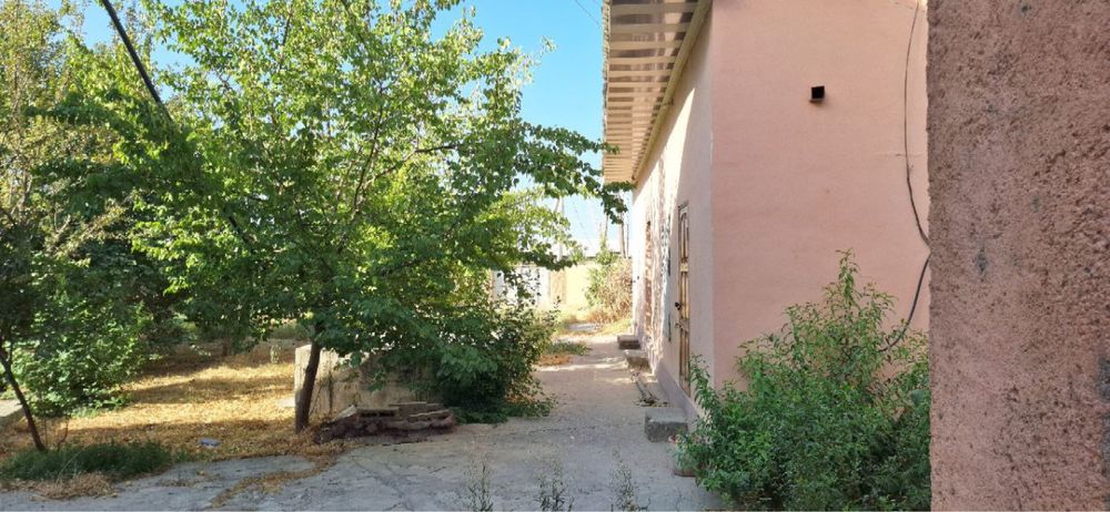 Uy hovli sotiladi