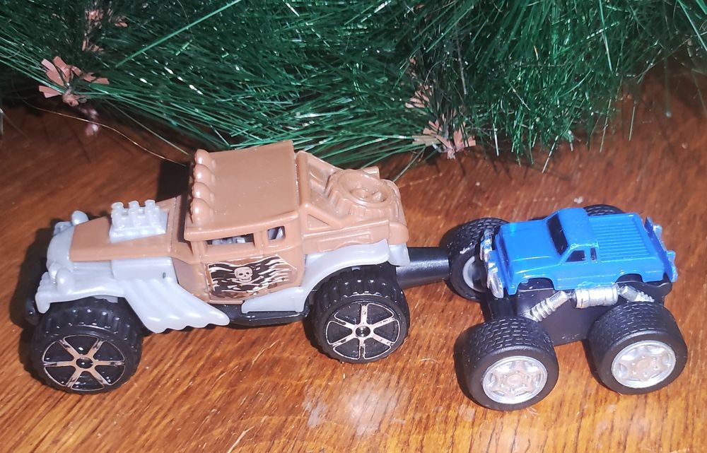 Машинки 2 шт фирменные Юнусабад-13