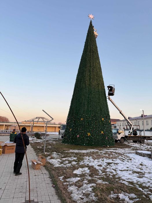Установка новогодних ёлок || Yangi yil archasini o'rnatish