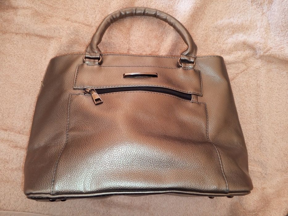 Seri rangli yaltirab turadigan katta ayollar sumkasi