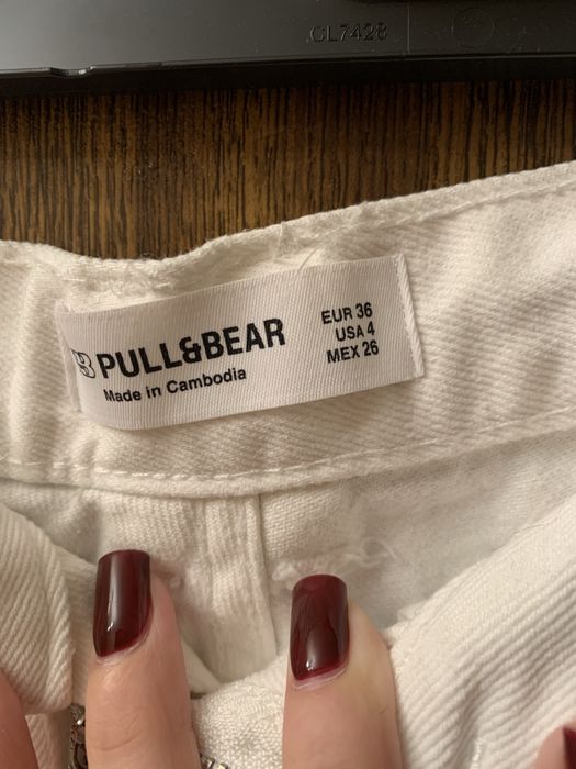 Женские джинсовые шорты белого цвета Pull&Bear